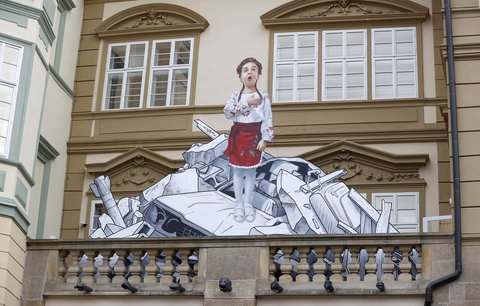 Holčička v ruinách: Na Malostranském náměstí vznikla malba, která připomíná ukrajinskou bolest i odvahu