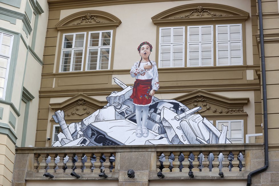 Vzpomínková akce při příležitosti prvního výročí války na Ukrajině. Streetartový umělec Chemis věnoval Sněmovně jedno své dílo. 24. února 2023, Praha.