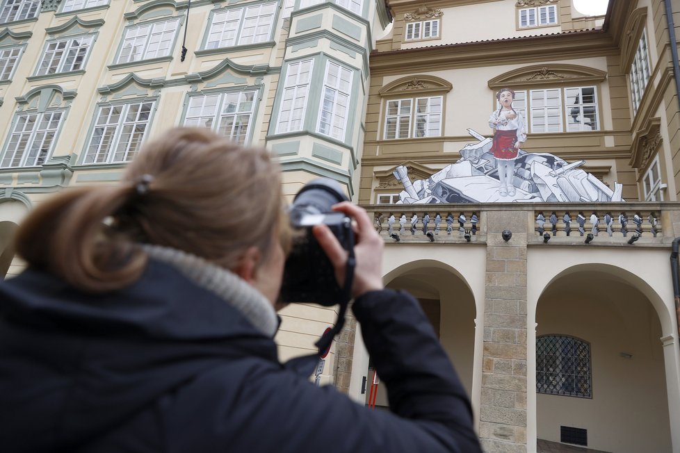 Vzpomínková akce při příležitosti prvního výročí války na Ukrajině. Streetartový umělec Chemis věnoval Sněmovně jedno své dílo. 24. února 2023, Praha.