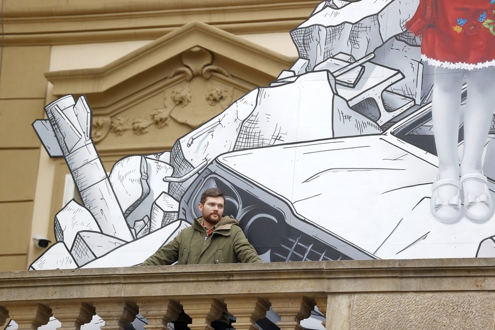 Vzpomínková akce při příležitosti prvního výročí války na Ukrajině. Streetartový umělec Chemis věnoval Sněmovně jedno své dílo. 24. února 2023, Praha.