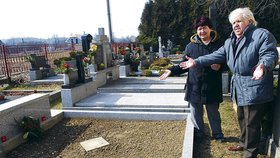 Manželé Bilíkovi pláčou nad svým hrobem, do kterého ale nesmějí být kvůli chybě úřadu pohřbeni