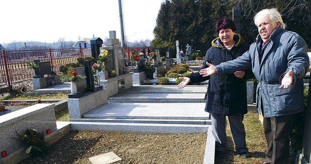 Manželé Bilíkovi pláčou nad svým hrobem, do kterého ale nesmějí být kvůli chybě úřadu pohřbeni