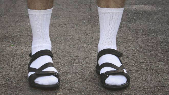 Provokativní obrázek ponožek v sandálech.