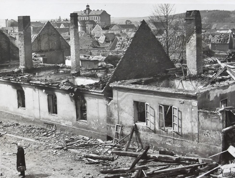 Ve Škodovce byli ztráty na životech minimální. Mrtví ale byli ve čtvrti Skvrňany, kterou bomby zničily. Stát zůstala jen škola (na snímku nahoře).