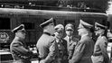 Joachim von Ribbentrop, Wilhelm Keitel, Hermann Göring, Rudolf Hess, Adolf Hitler, v zákrytu Erich Raeder a Walther von Brauchitsch před železničním vozem 2419D (22. 6. 1940)