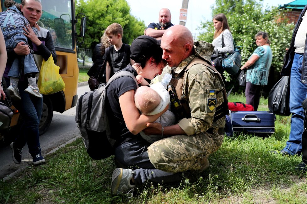 Válka na Ukrajině: Dočasné shledání rodiny s vojákem v Charkově (31.5.2022)