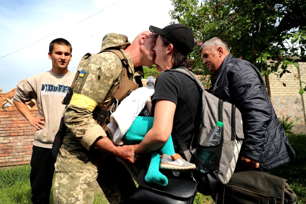 Válka na Ukrajině: Dočasné shledání rodiny s vojákem v Charkově (31.5.2022)