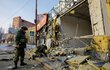 Válka na Ukrajině: Ruský voják v Doněcku obchází území, které kontrolují okupanté (19.2.2023)