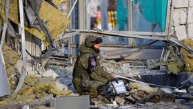 Válka na Ukrajině: Ruský voják v Doněcku obchází území, které kontrolují okupanté (19.2.2023)