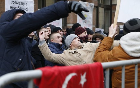 Na sídlo turecké ambasády umístěné východně od centra Moskvy házeli útočníci kamení, vejce, rajská jablka a sáčky s barvou.