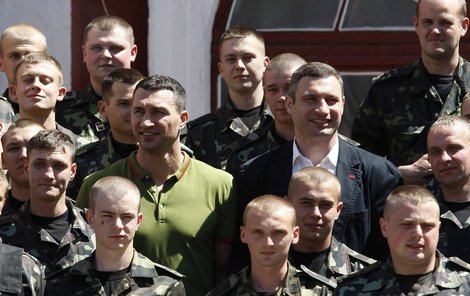 Slavní bratři Vladimír a Vitalij (vpravo) mezi vojáky.