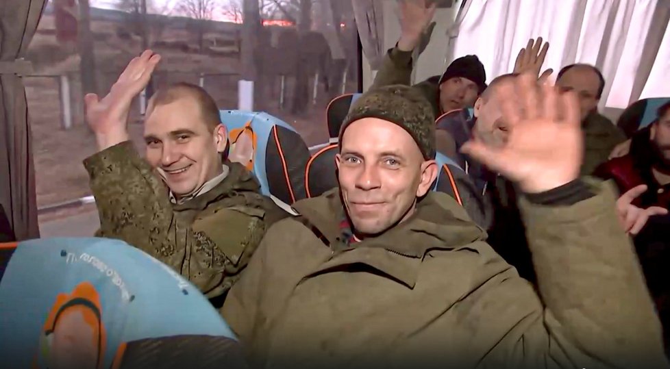 Válka na Ukrajině: Ruští vojáci při výměně zajatců (1.12.2022)