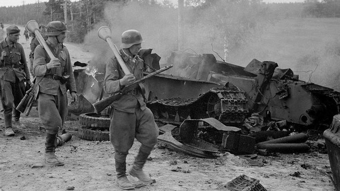 Finští vojáci u zničeného sovětského tanku