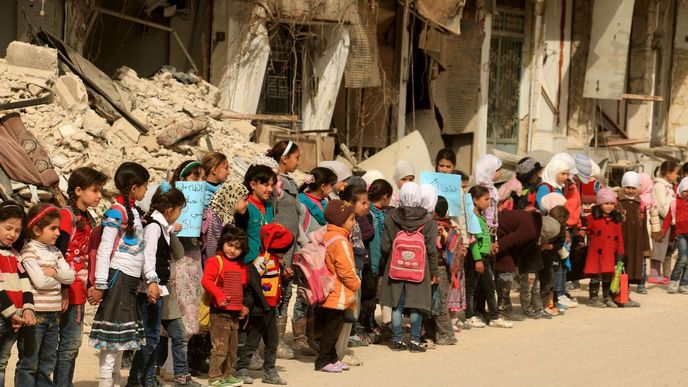 Syrské ženy a děti v Damašku protestují proti tomu, že Asadův režim nevpustil do města konvoj s humanitární pomocí