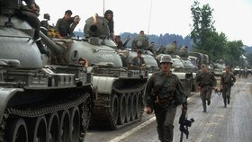 Jugoslávská lidová armáda pochoduje na Slovinsko