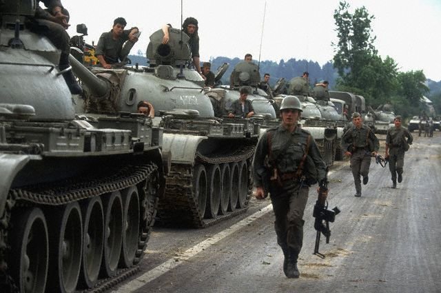 Jugoslávská lidová armáda pochoduje na Slovinsko