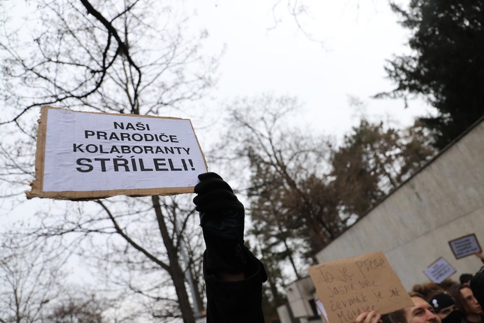 Protiváleční demonstranti vypískali před ruskou ambasádou v Praze podporovatele Ruska