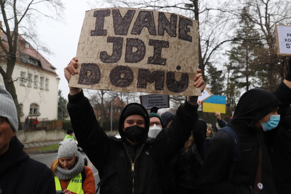 Protiváleční demonstranti vypískali před ruskou ambasádou v Praze podporovatele Ruska