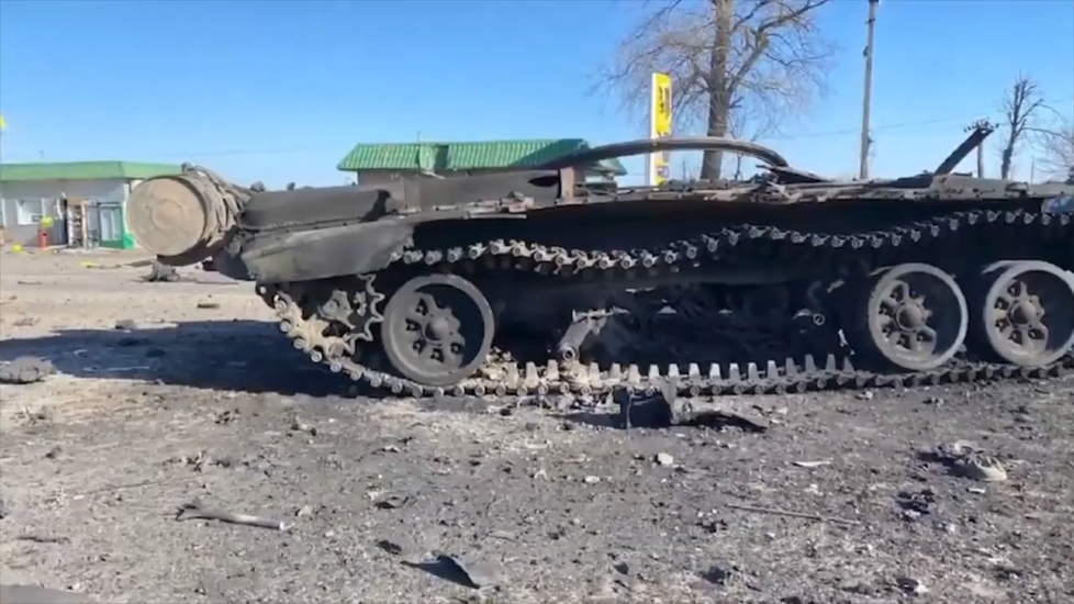 Video ukazuje jak ukrajinská armáda sestřeluje konvoj bojové techniky ruské armády.