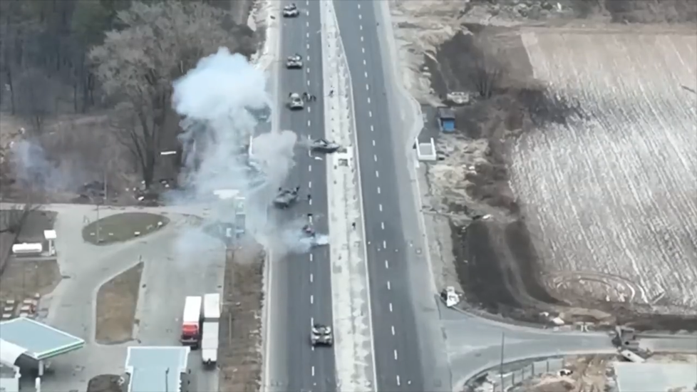 Video ukazuje jak ukrajinská armáda sestřeluje konvoj bojové techniky ruské armády.