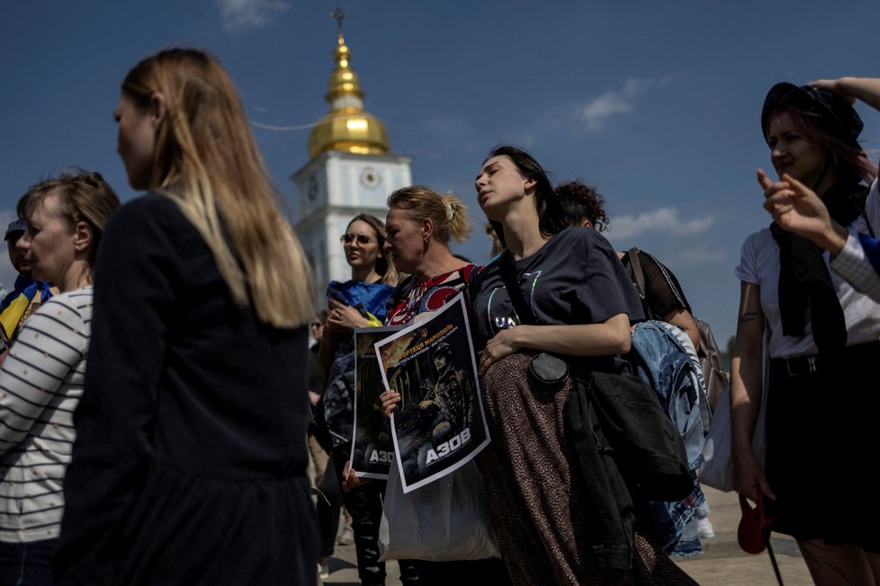 Válka na Ukrajině: Marie protestuje v Kyjevě proti údajně laksnímu přístupu vlády k záchraně civilistů z Azovstalu (12.5.2022)