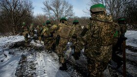 Válka na Ukrajině: Ukrajinské pozemní jednotky míří na frontu v Bachmutu.