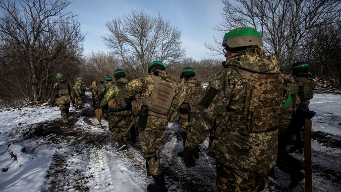 Ukrajinské pozemní jednotky míří na frontu v Bachmutu (13.2.2023)