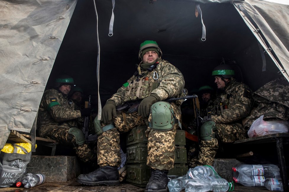 Válka na Ukrajině: Ukrajinské pozemní jednotky míří na frontu v Bachmutu.