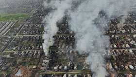 Válka na Ukrajině: Bachmut je v troskách, některé budovy nadále hoří (27.12.2022)