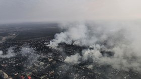 Válka na Ukrajině: Bachmut je v troskách, některé budovy nadále hoří (27.12.2022).