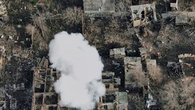 Válka na Ukrajině: Bachmut je v troskách, některé budovy nadále hoří (27.12.2022).