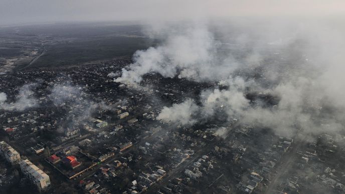 Válka na Ukrajině: Bachmut je v troskách, některé budovy nadále hoří (27.12.2022)