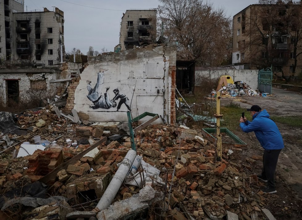 Válka na Ukrajině: Známý umělec Banksy své malby vtiskl na rozbořené ukrajinské budovy. (12. 11. 2022)