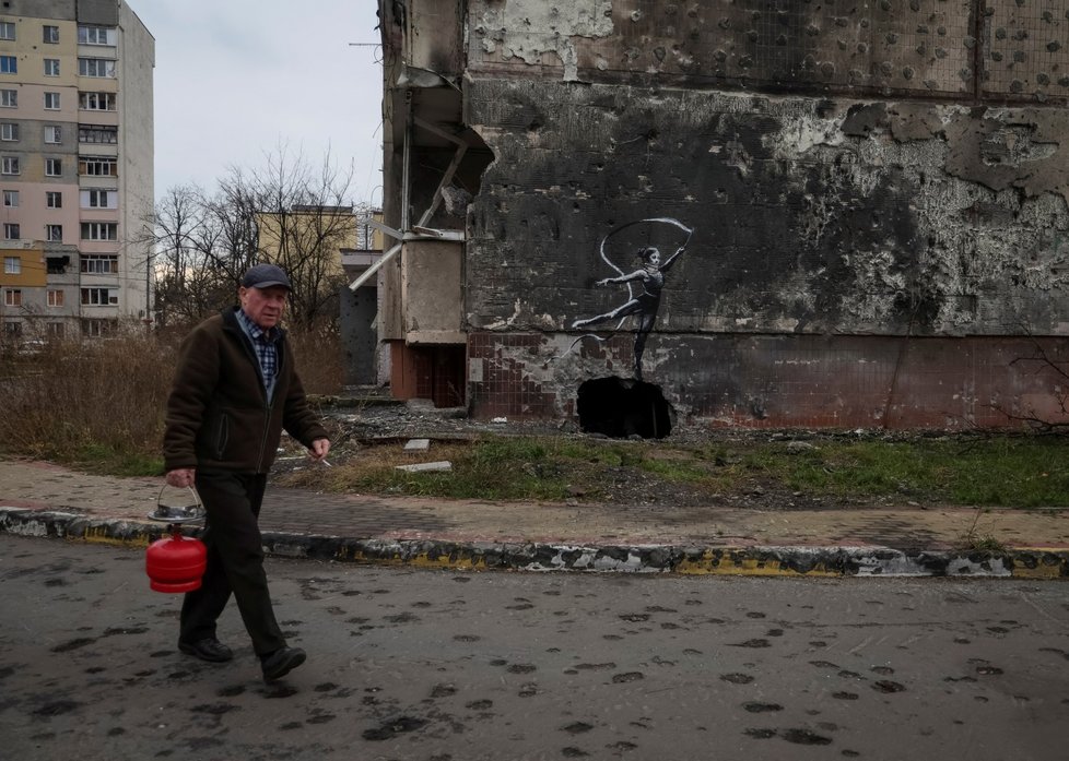 Válka na Ukrajině: Známý umělec Banksy své malby vtiskl na rozbořené ukrajinské budovy. (12. 11. 2022)