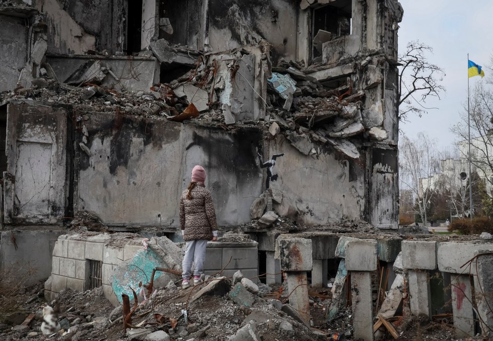 Válka na Ukrajině: Známý umělec Banksy své malby vtiskl na rozbořené ukrajinské budovy. (12. 11. 2022)