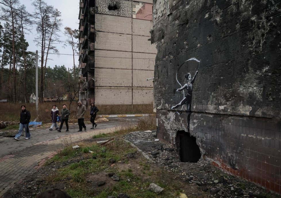 Válka na Ukrajině: Známý umělec Banksy své malby vtisknul na rozbořené ukrajinské budovy (12.11.2022)