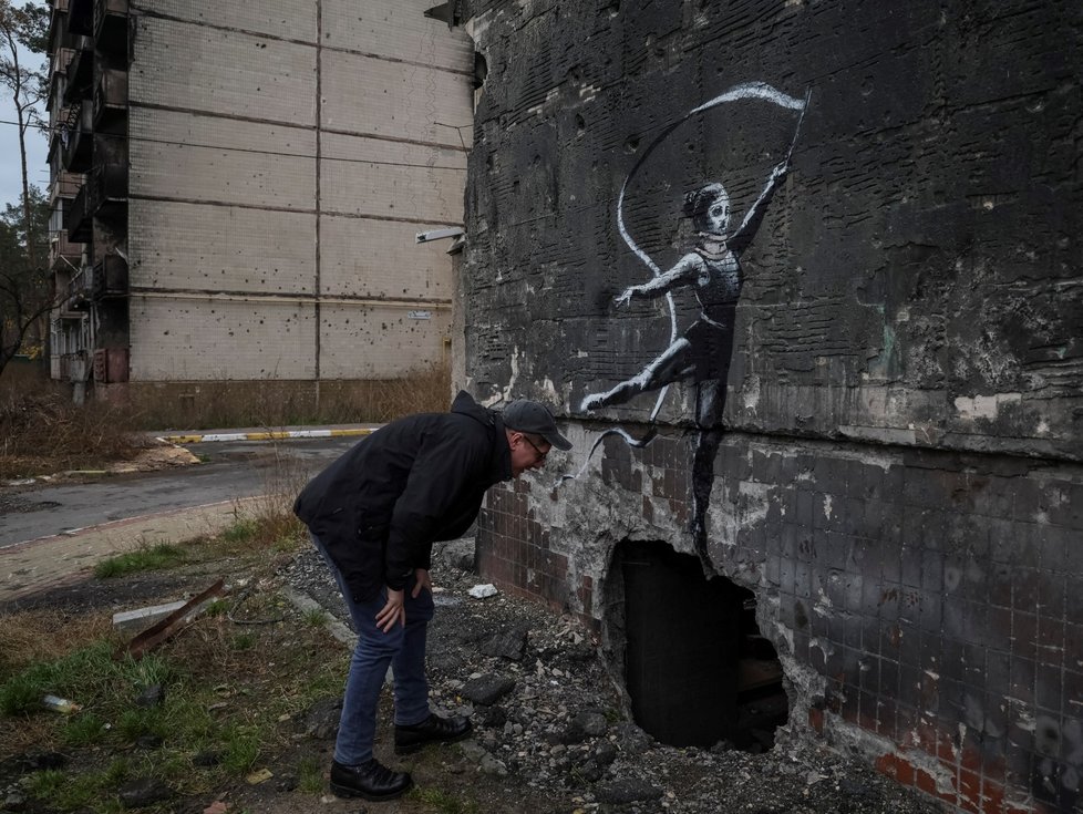 Válka na Ukrajině: Známý umělec Banksy své malby vtisknul na rozbořené ukrajinské budovy (12.11.2022)