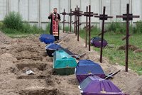 ONLINE: Zelenskyj žádá EU o zrušení víz pro Rusy. A pohřby neidentifikovaných obětí v Buči