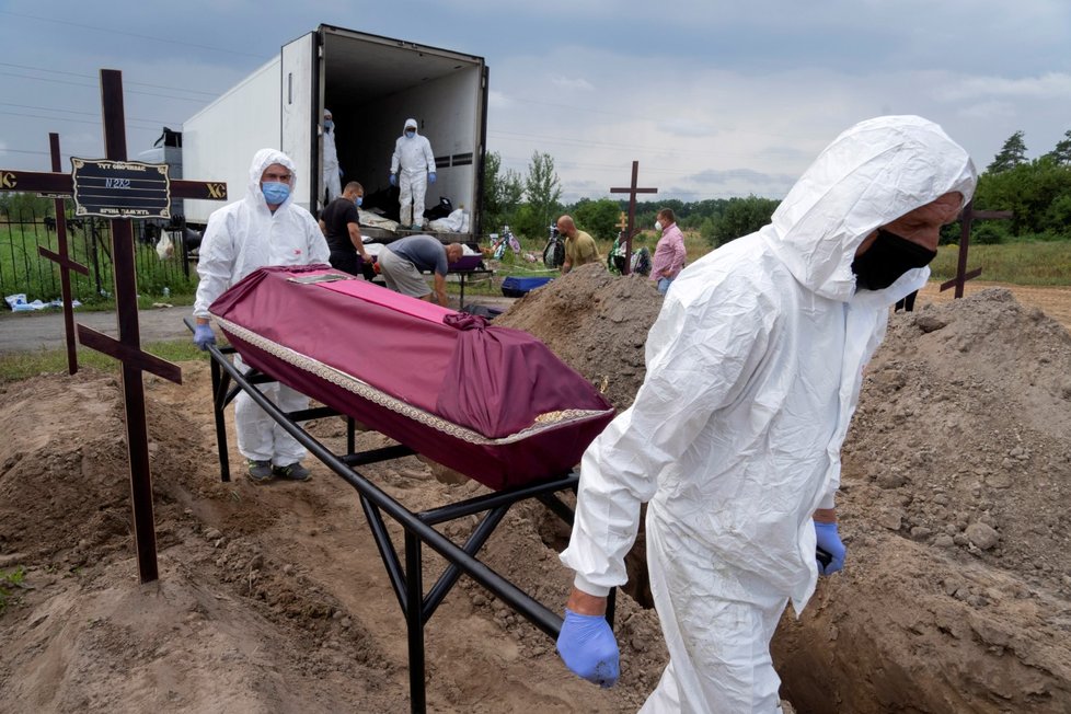 Válka na Ukrajině: Pohřby umučených a zabitých civilistů v Buče (11.8.2022)