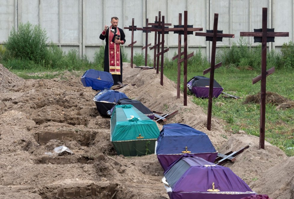 Válka na Ukrajině: Pohřby umučených a zabitých civilistů v Buče (11.8.2022)