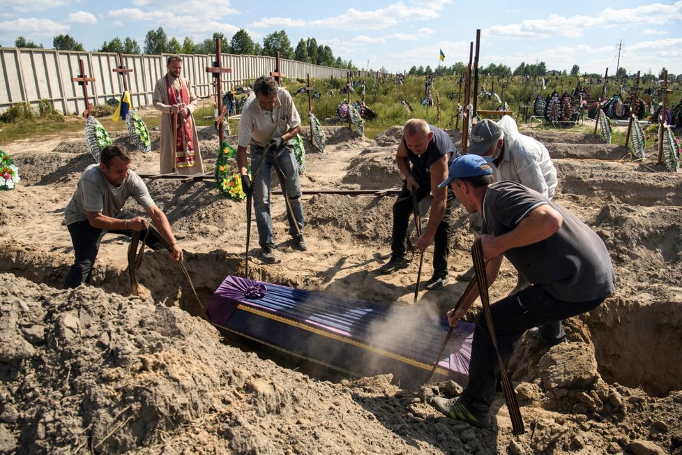 Válka na Ukrajině: Pohřby v Buči