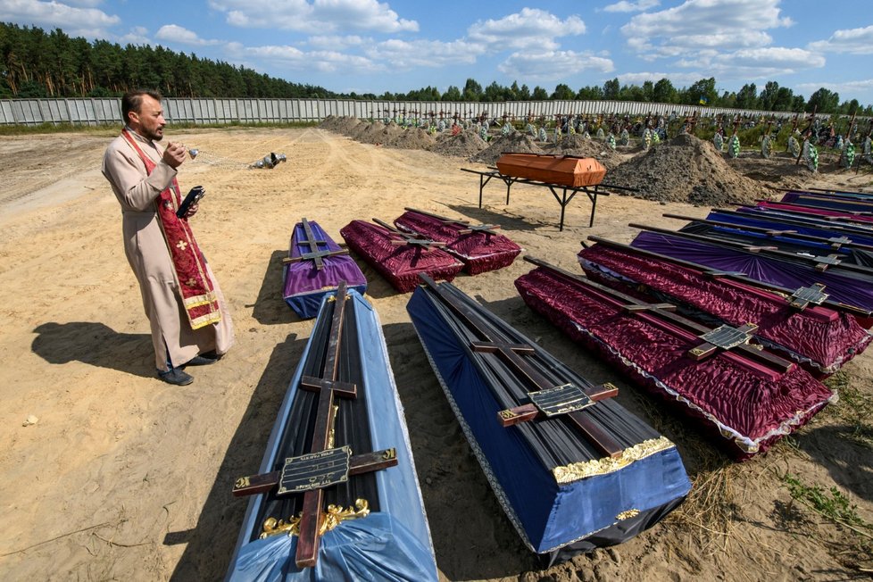 Válka na Ukrajině: Pohřby v Buči (2.9.2022)