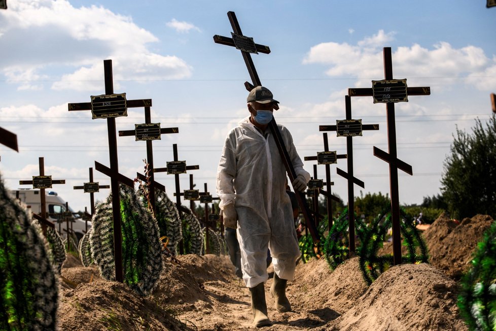 Válka na Ukrajině: Pohřby v Buči (2.9.2022)