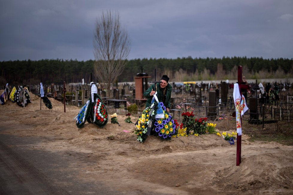 Válka na Ukrajině: Pohřby v Buče (16.4.2022)