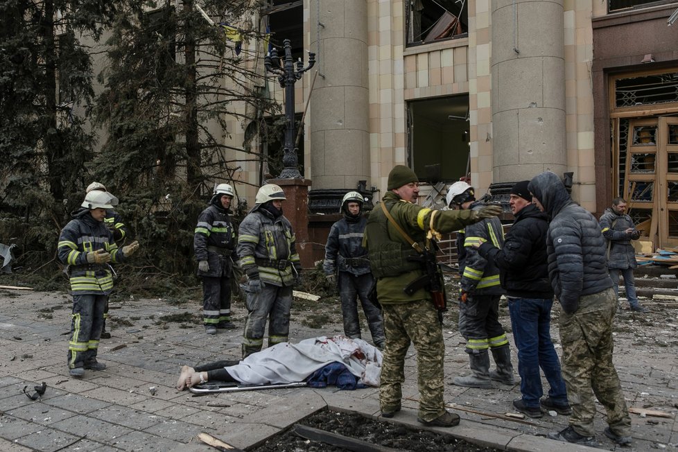 Válka na Ukrajině: Charkov se pod náporem ruských vojsk mění ve válečnou zónu plnou trosek (1. 3. 2022)