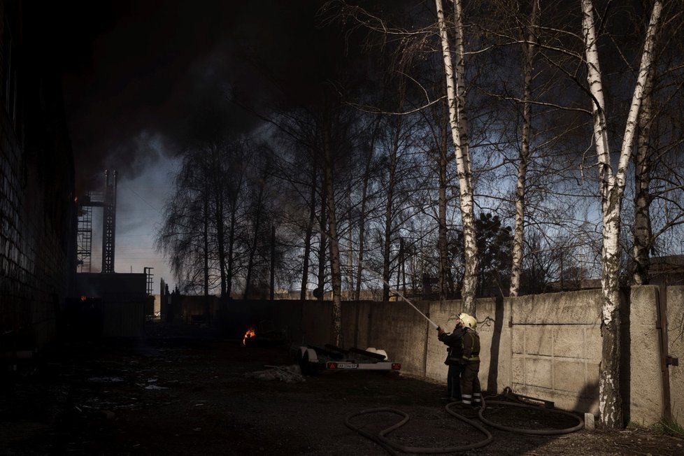 Válka na Ukrajině: Požár továrny v Charkově (16.4.2022)