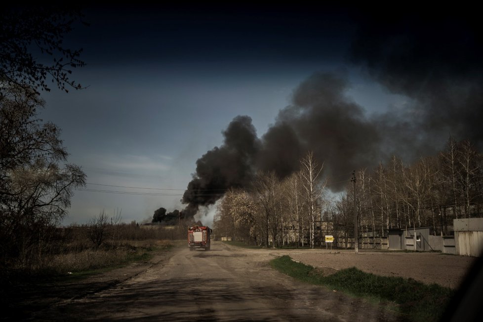 Válka na Ukrajině: Požár továrny v Charkově (16.4.2022)
