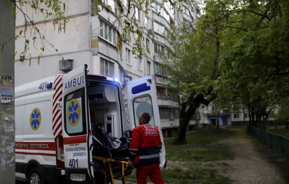 Válka na Ukrajině: V Charkově pracují záchranáři téměř bez přestávky. Z ulic odváží zraněné i zesnulé (27.4.2022)