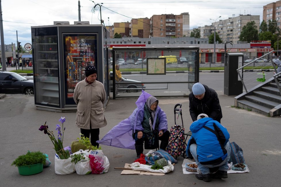 Válka na Ukrajině: Lidé v Charkově obchodují zeleninu na ulici (22.5.2022)