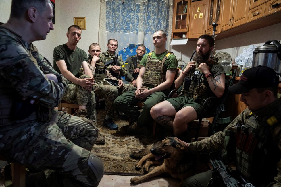 Válka na Ukrajině: Ukrajinští vojáci ukrývající se v bunkrech v Charkovském regionu (12.7.2022)